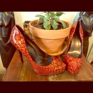 Size 8 Jessica Simpson alligator textured heels
